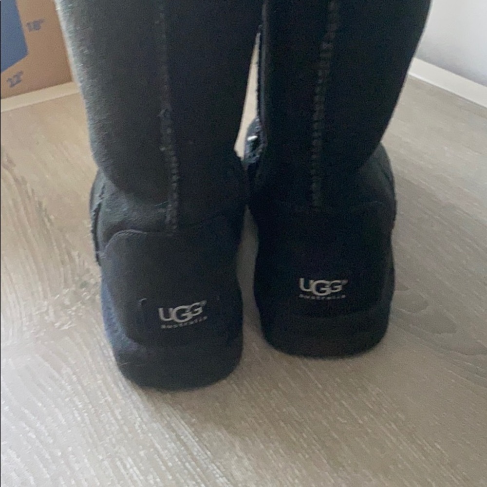Black Tall Ugg’s - Picture 3 of 4